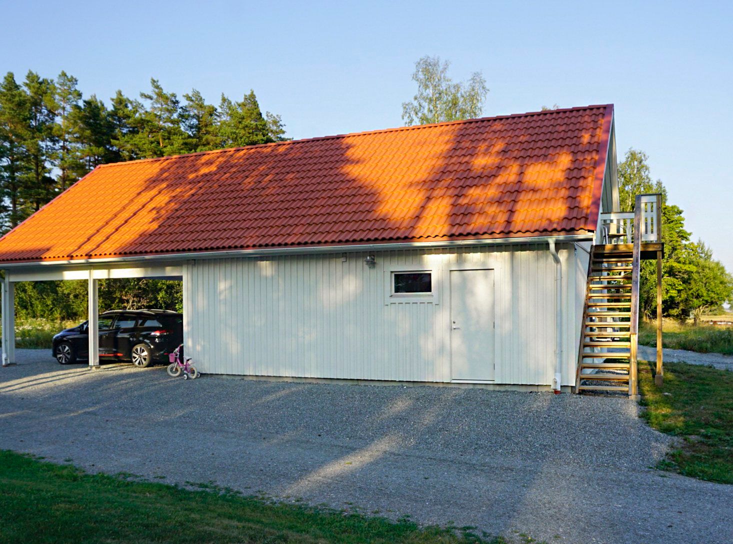 Husmodellen Wideblomska garaget med carport från Lundqvist Trävaru