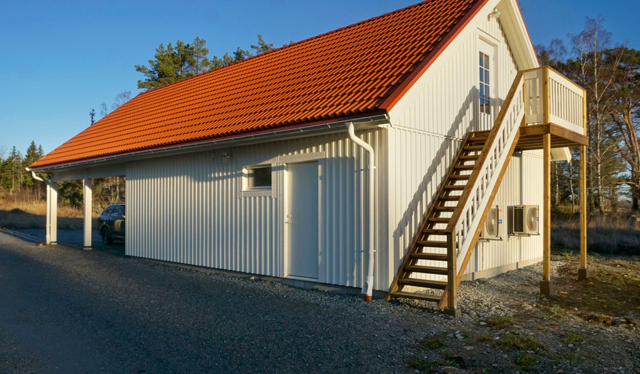 Wideblomska garaget med carport bild 3